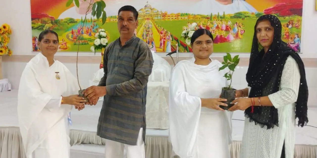 रक्षासूत्र बंधवाकर पर्यावरण संरक्षण का दिलाया संकल्प