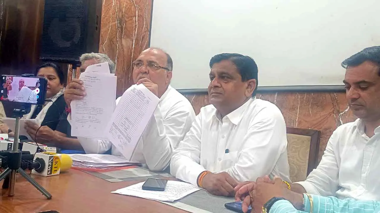 चेयरपर्सन ने नियमो को ताक पर रखकर लगवाये सडक पर ब्लाक: पार्षद