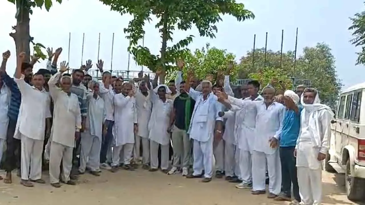 हिस्से का पानी दूसरे क्षेत्र में छोड़ने का आरोप लगाते हुए चंदाना हैड पर किसानों ने किया रोष प्रदर्शन