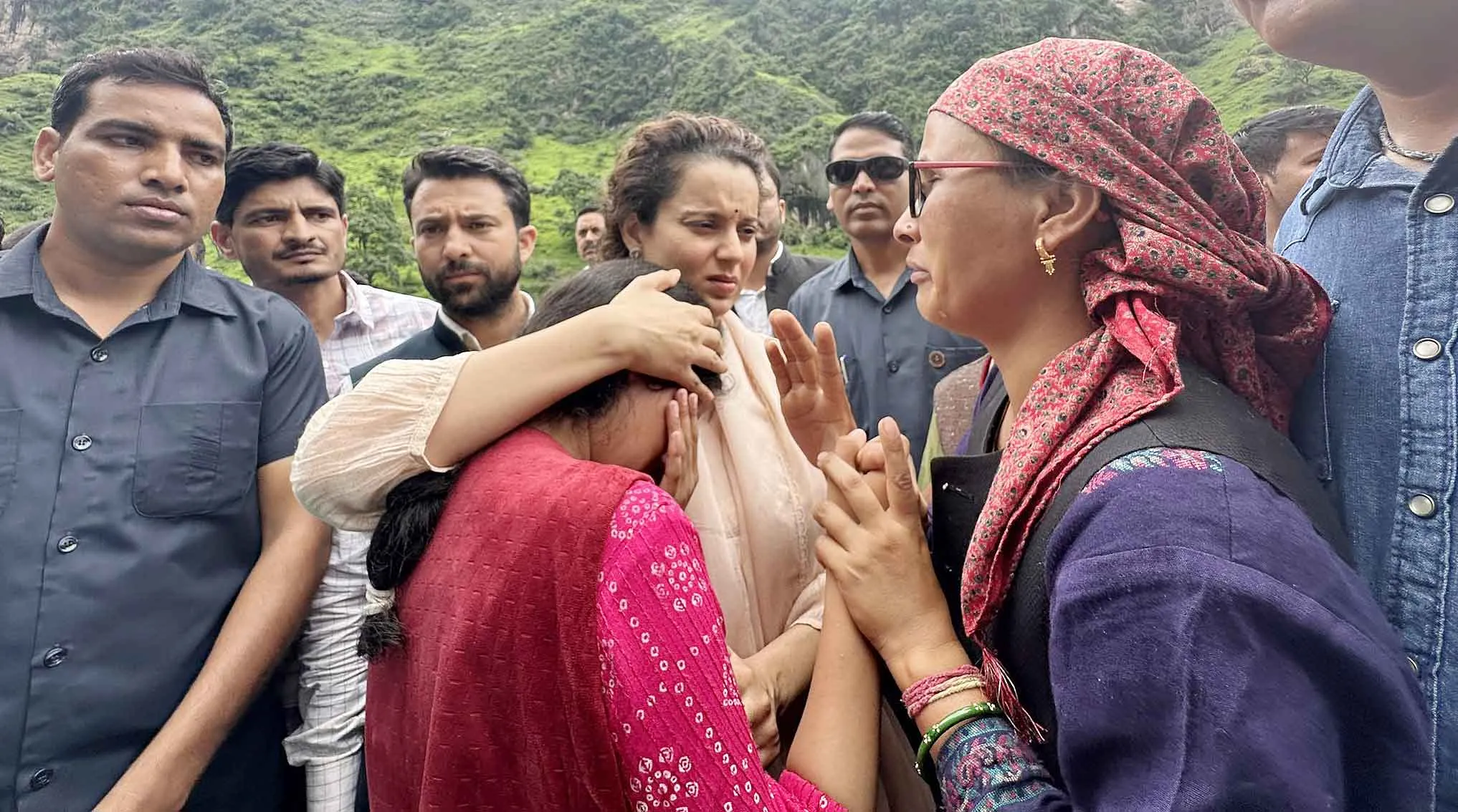 Himachal Cloudbursts : कंगना रनौत ने बांटा बादल फटने से सबसे अधिक प्रभावित क्षेत्रों के लोगो का दर्द!