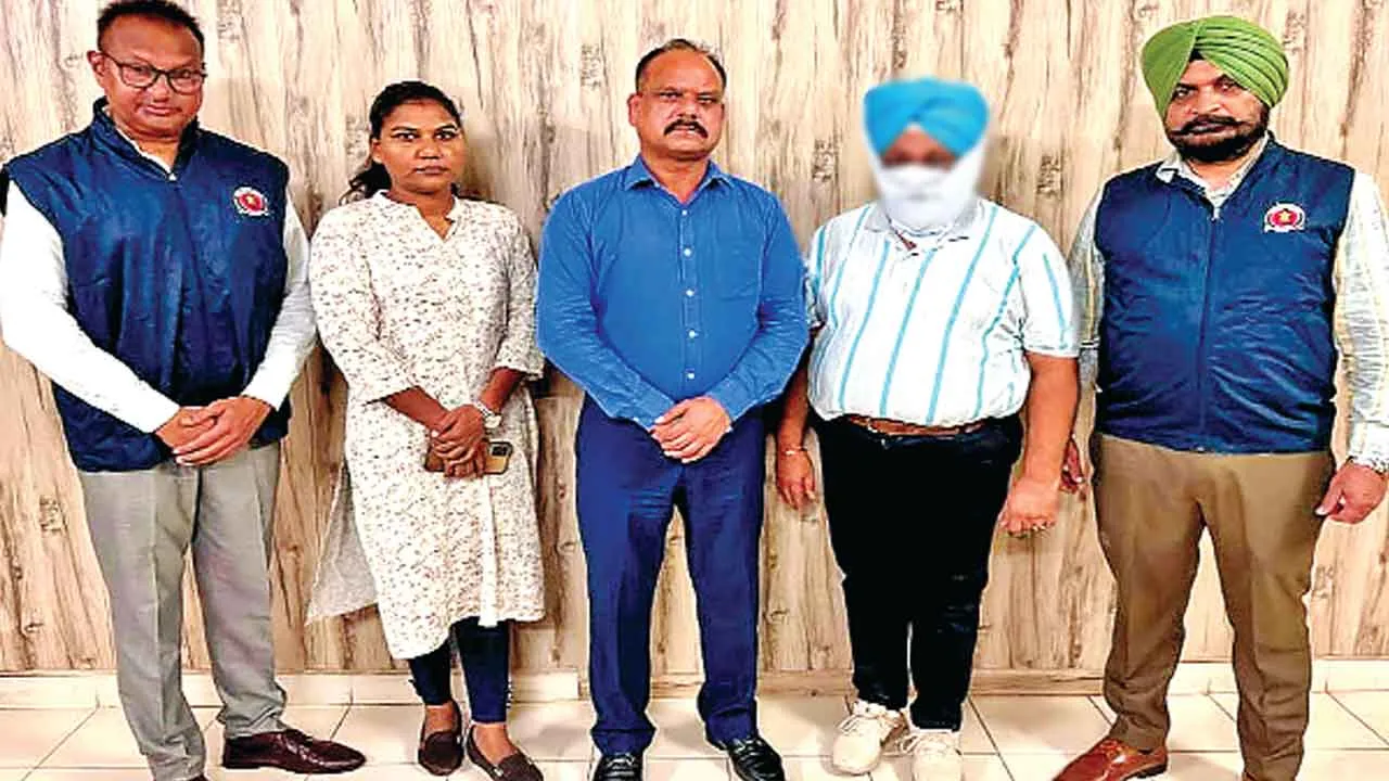 Bribe: रिश्वत लेने के आरोप में जीएसटी इंस्पेक्टर गिरफ्तार, मामला दर्ज