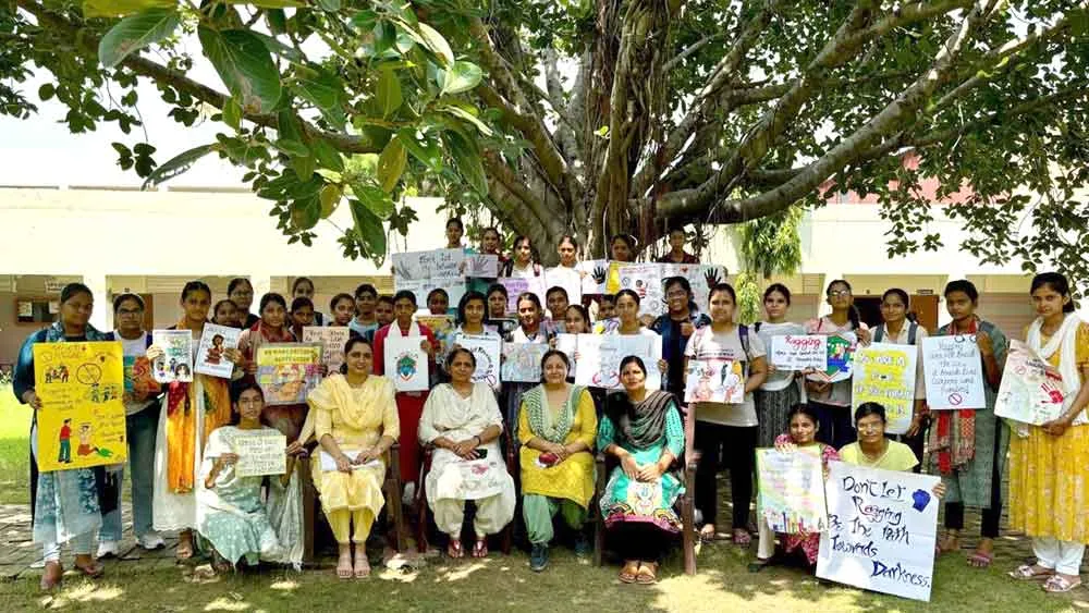 कन्या कॉलेज में रैगिंग के प्रति छात्रों को किया जागरूक