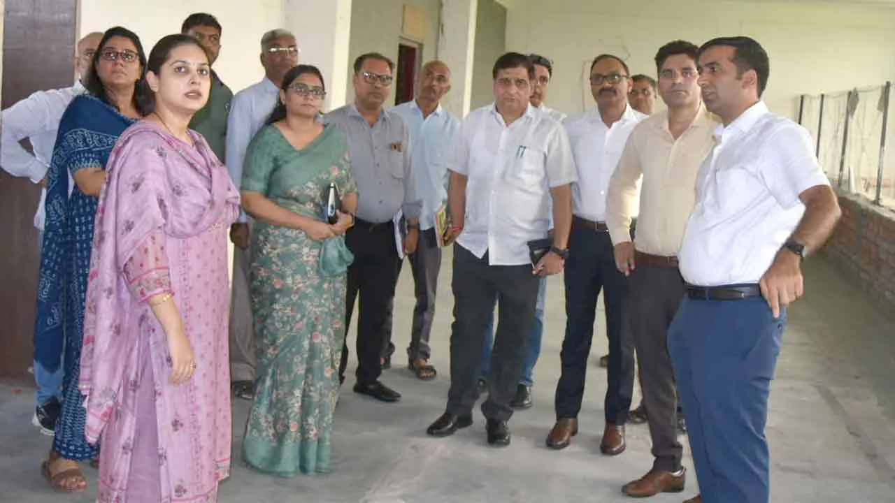 स्ट्रॉन्ग रूम एवं मतगणना केद्रों में सुरक्षा व्यवस्थाओं का जायजा लेते हुए उपायुक्त ने संबंधित अधिकारियों को दिए दिशा-निर्देश