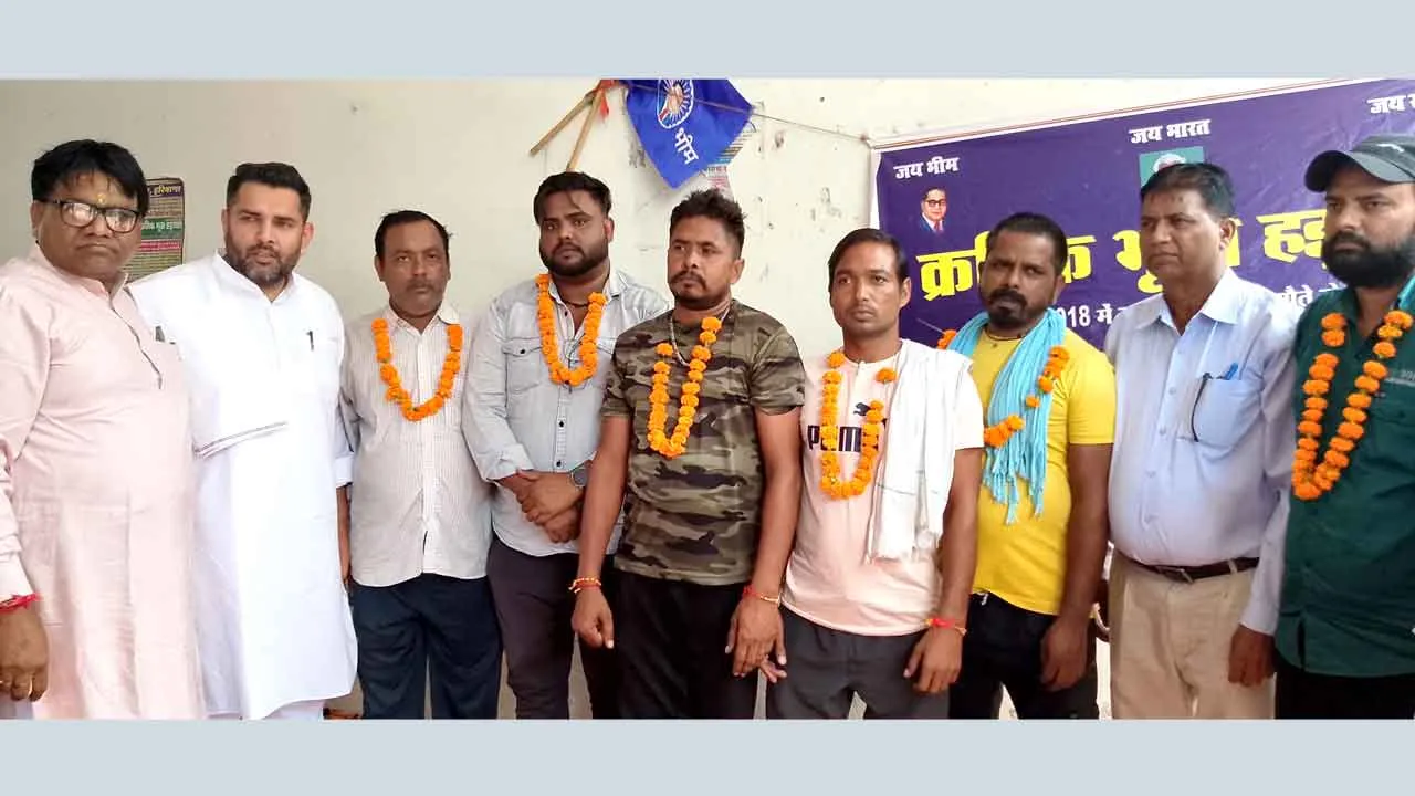 मेयर निखिल मदान ने जूस पिला कर कराया अनशन खत्म