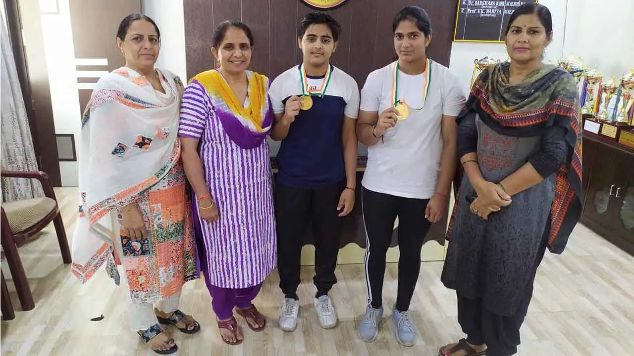 इशू व हिमांशी ने भारतोलन में जीता गोल्ड मेडल