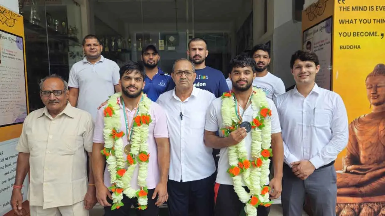 नेशनल रैसलिंग मे करण ने स्वर्ण व आकाश पुनिया ने कांस्य पदक