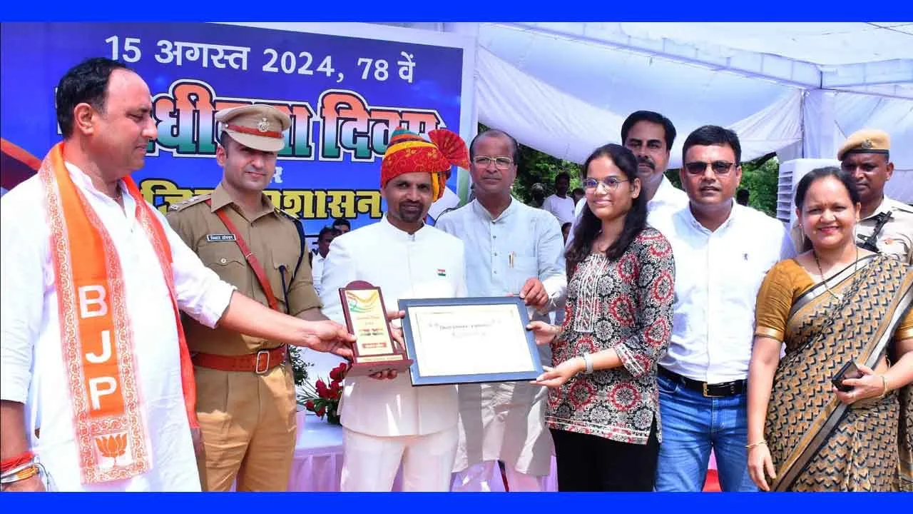 CBSE District Topper: सीबीएससी जिला टॉपर खुशी मरोठी सम्मानित
