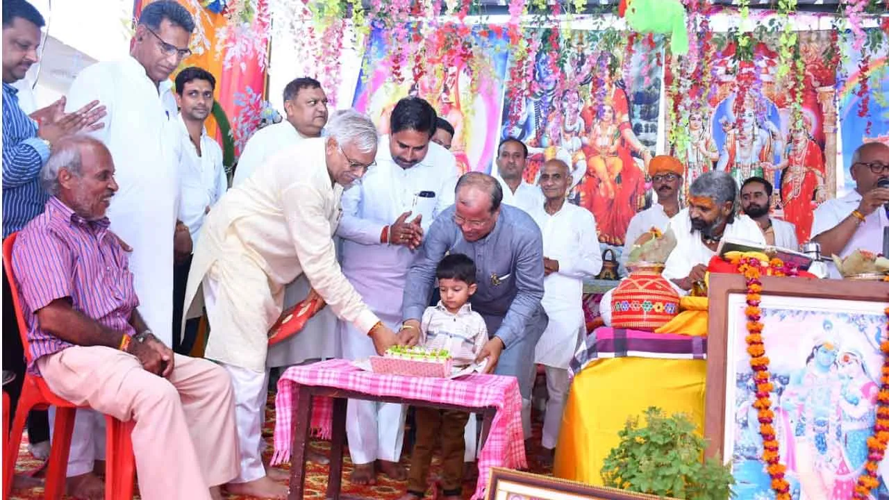 Krishna Janmashtami 2024: भगवान श्री कृष्ण के जन्मोत्सव पर नाच-गाकर मनाई खुशी