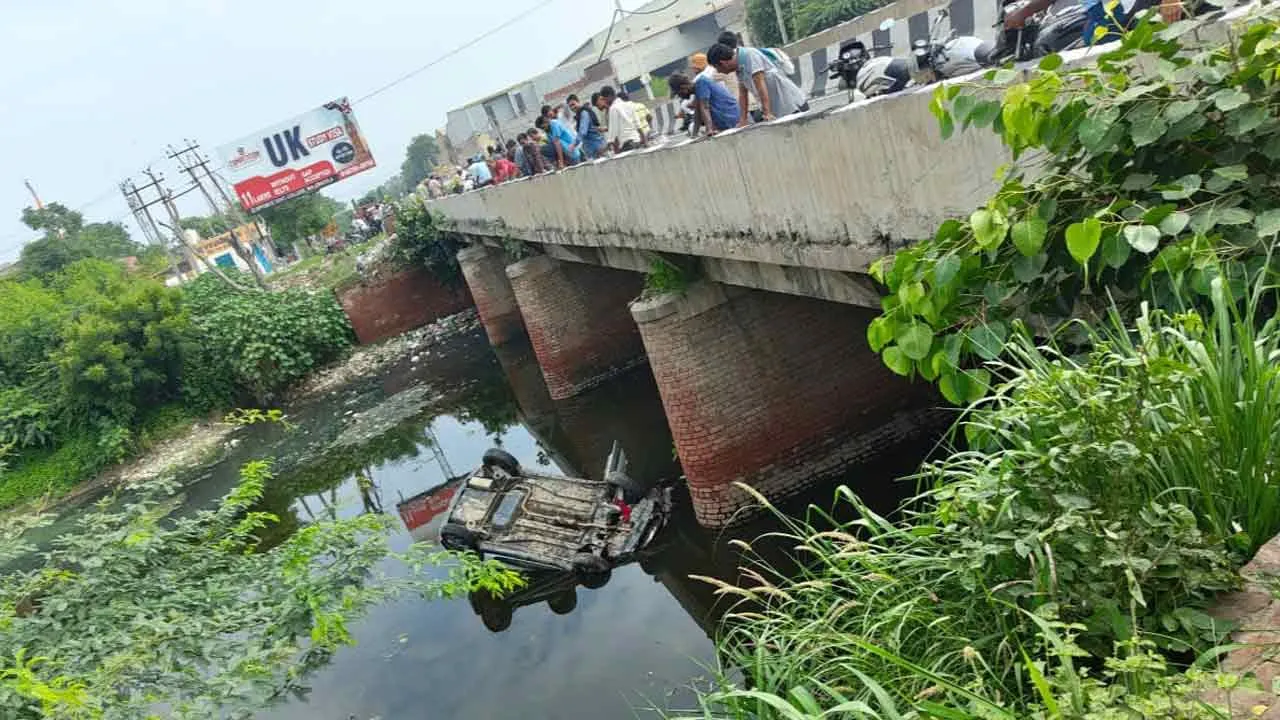Road Accident: ड्राइवर को आई झपकी, नहर में जा गिरी गाड़ी