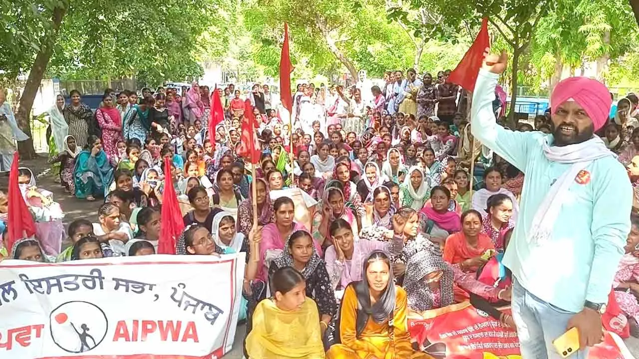 छात्राओं का डीसी दफ्तर के बाहर विरोध-प्रदर्शन