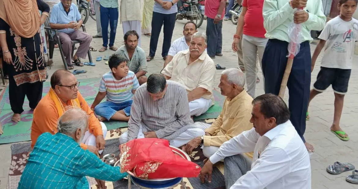 रामलीला मंचन के लिए श्री हनुमान ध्वज की स्थापना