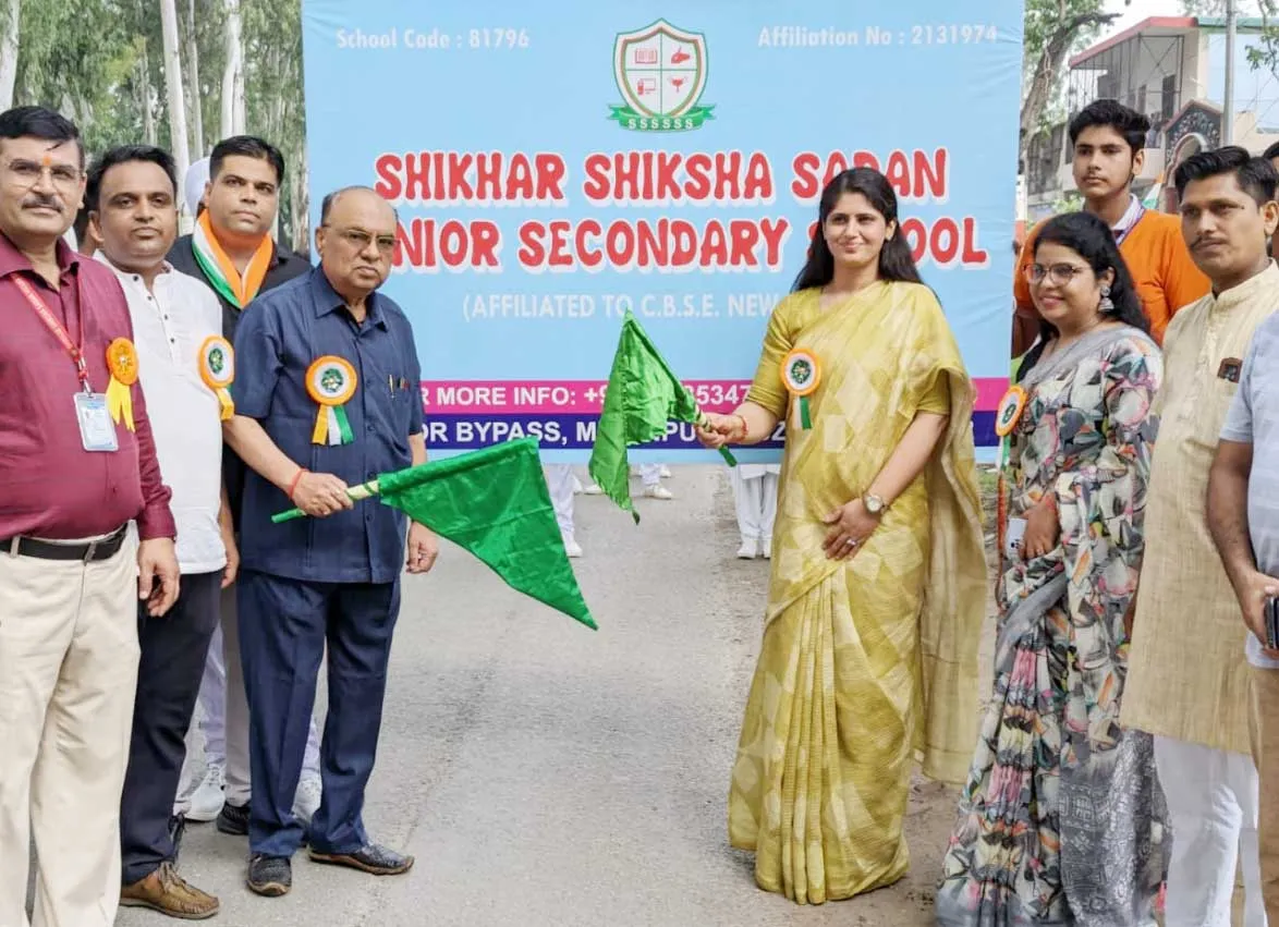 शिखर शिक्षा सदन सीनियर सेकेंडरी स्कूल मीरापुर के छात्रों ने निकाली भव्य तिरंगा यात्रा