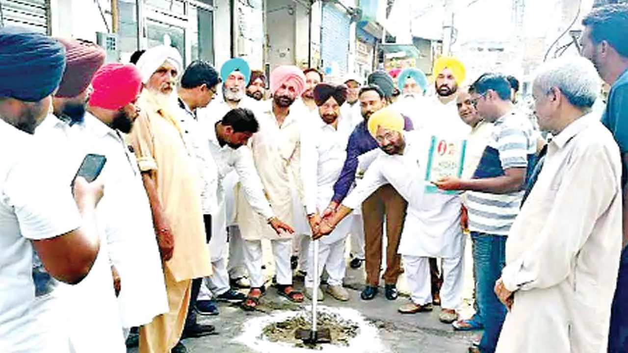विधायक काका बराड़ ने सीवरेज व जल सप्लाई के कार्यां का किया उद्घाटन