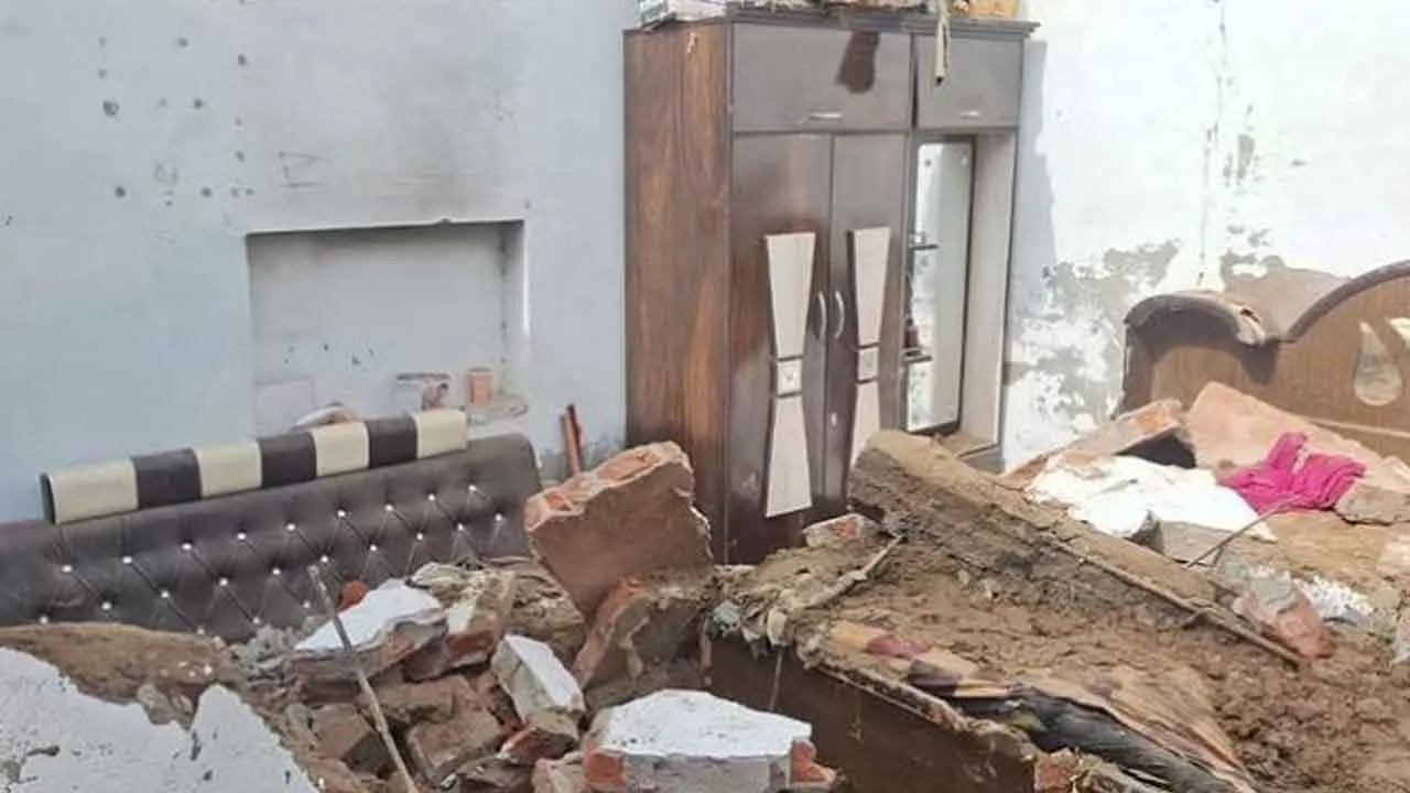Roof Collapse: मलबे में दबने से मायके आई दो बेटियों सहित छह घायल
