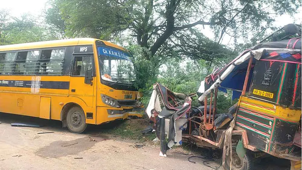 Road Accident: कॉलेज बस और टेंपो की भिड़ंत, एक व्यक्ति की मौत
