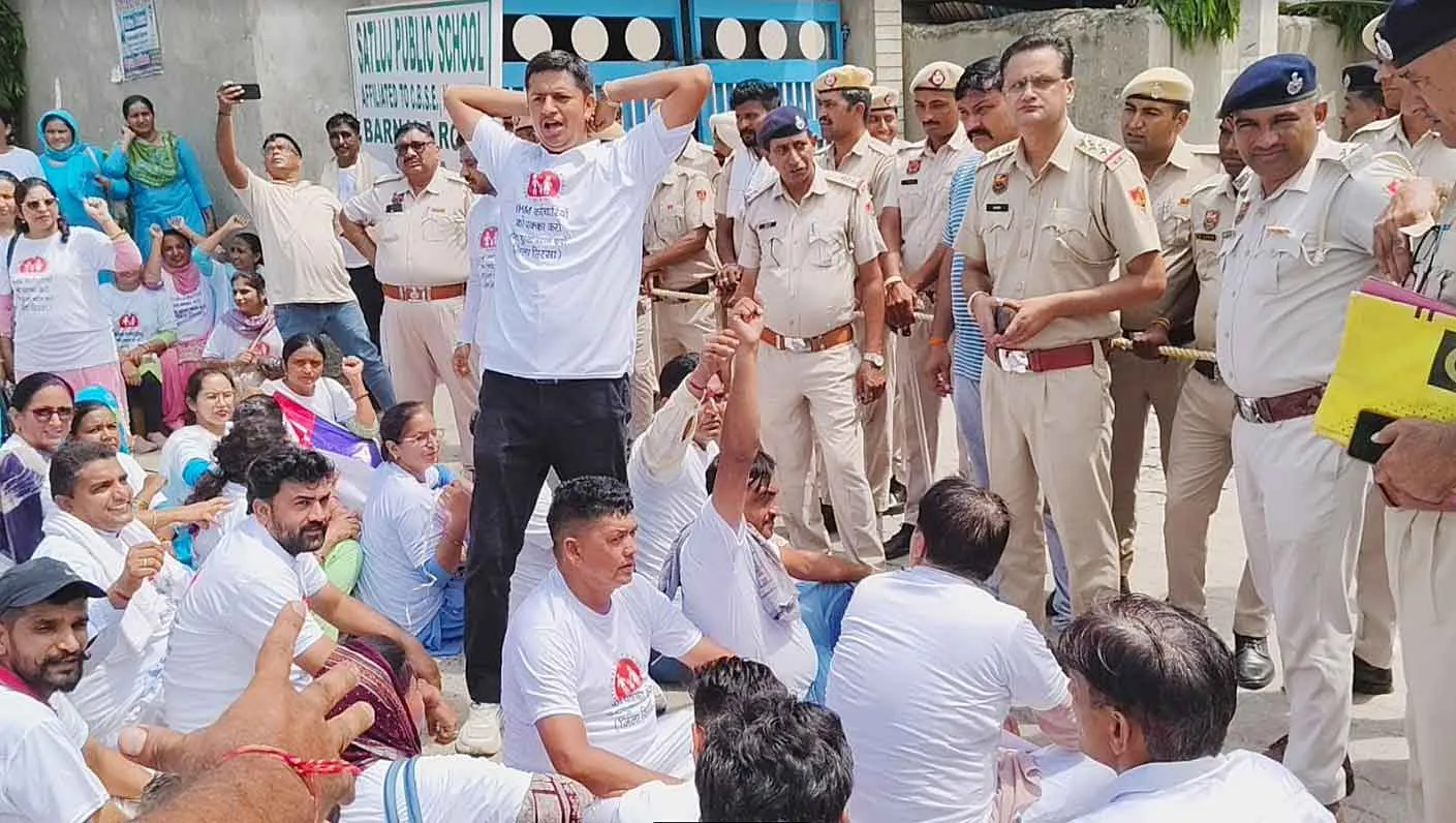 NHM Employees Protest : सिरसा में एनएचएम कर्मचारियों ने बिजली मंत्री के आवास को घेरा, पुलिस अलर्ट
