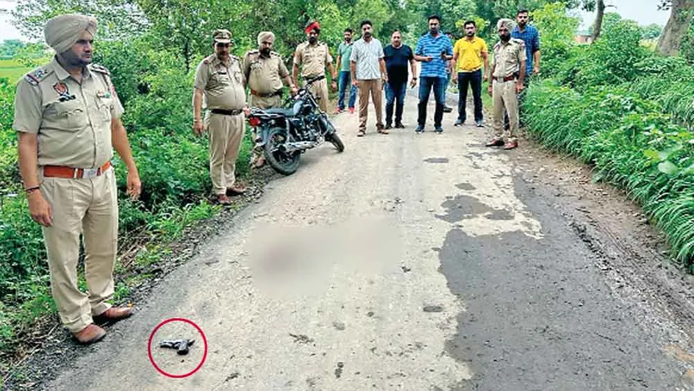 पुलिस व गैंगस्टर के बीच मुठभेड़, गोली लगने से गैंगस्टर घायल, अस्पताल में भर्ती