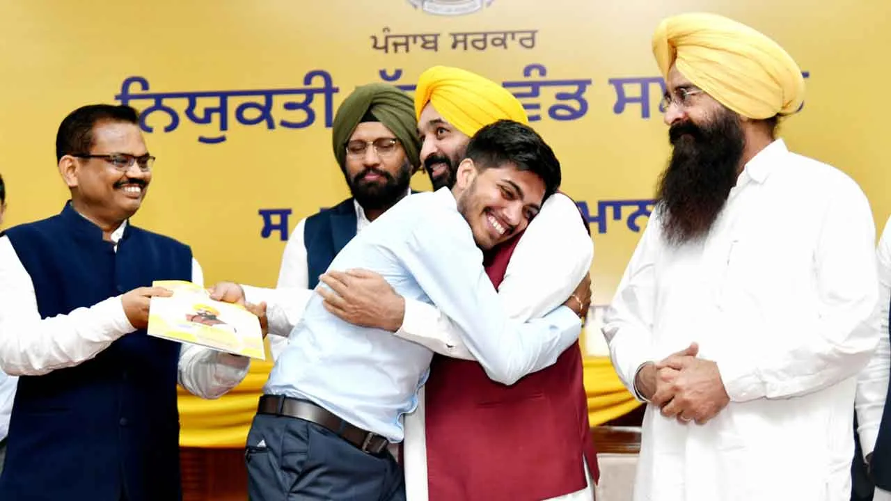 Punjab: सीएम मान ने 417 युवाओं को सौंपे नियुक्ति पत्र