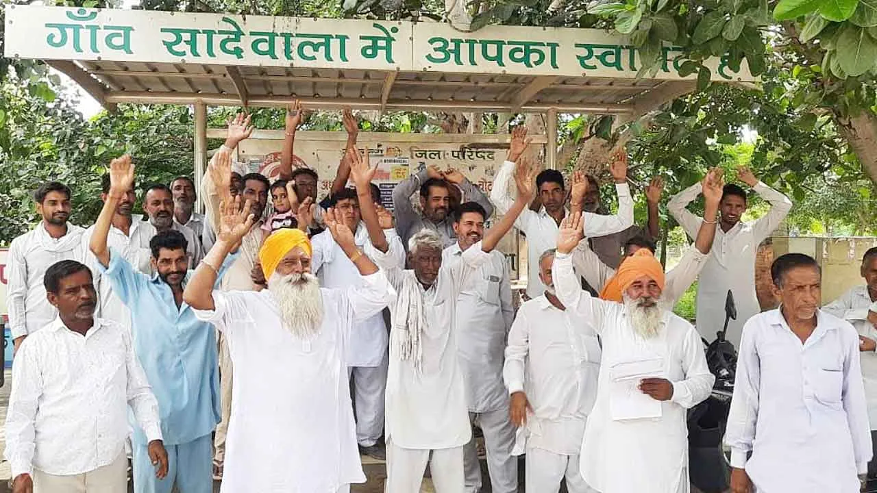 सदेवा डिस्टीब्यूटरी में टेल तक पानी ना पहुंचने पर सादेवाला के किसानों ने किया प्रदर्शन