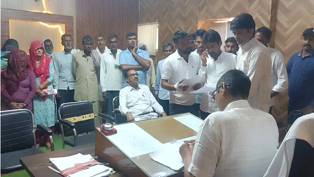 बेगू का बास में आम रास्ते पर प्रशासन द्वारा अतिक्रमण हटवाने के बाद पुन: अतिक्रमण करने का आरोप, ग्रामीणों ने एसडीएम राजगढ को सौंपा ज्ञापन