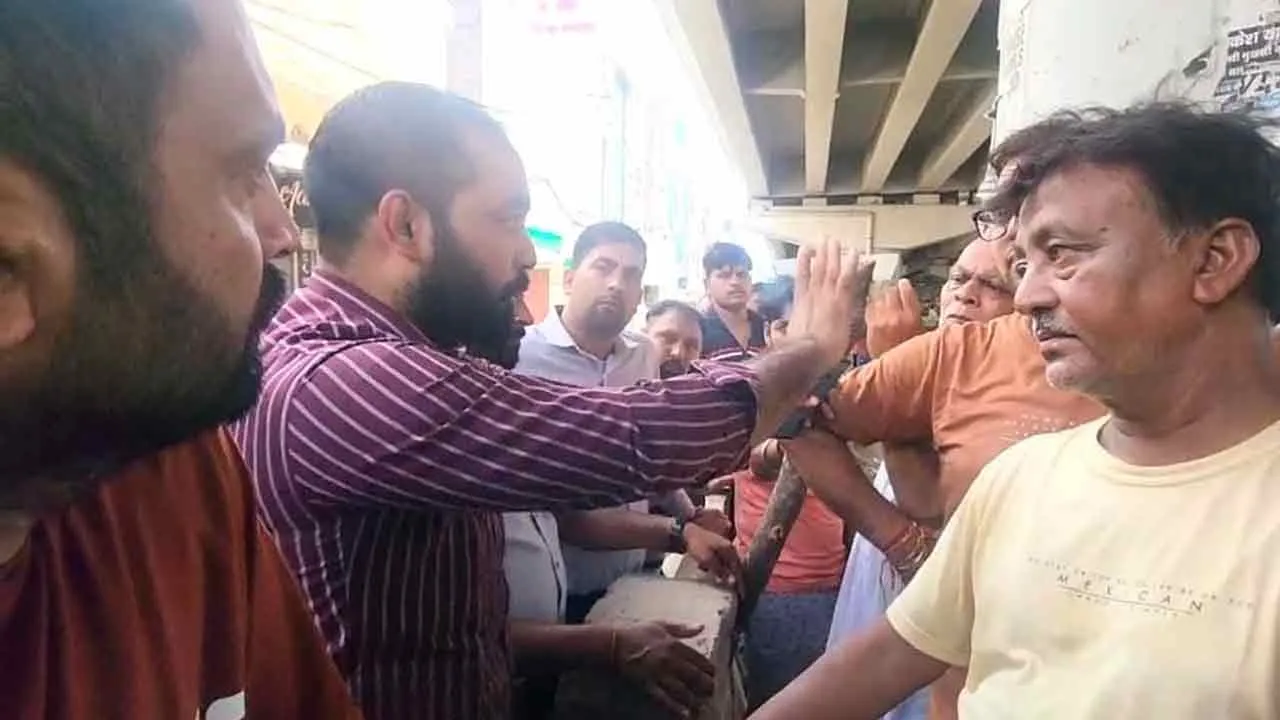 चिकित्सकों व सब्जी विक्रताओं के बीच रास्ते को लेकर तकरार