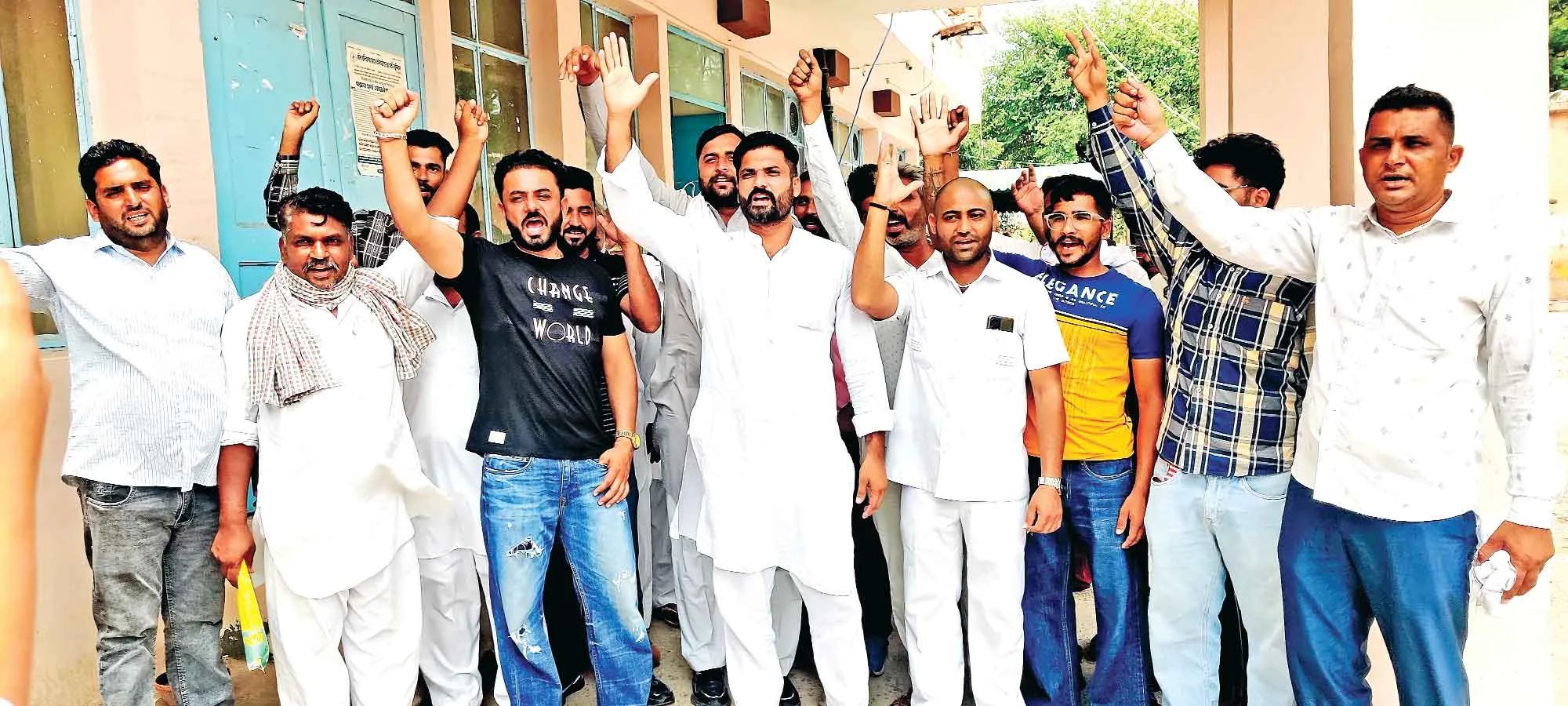 Villagers Protest : ग्रामीणों का बिजली विभाग को अल्टीमेटम, बिजली बहाल नहीं हुई तो निगम कार्यालय की होगी तालाबंदी!