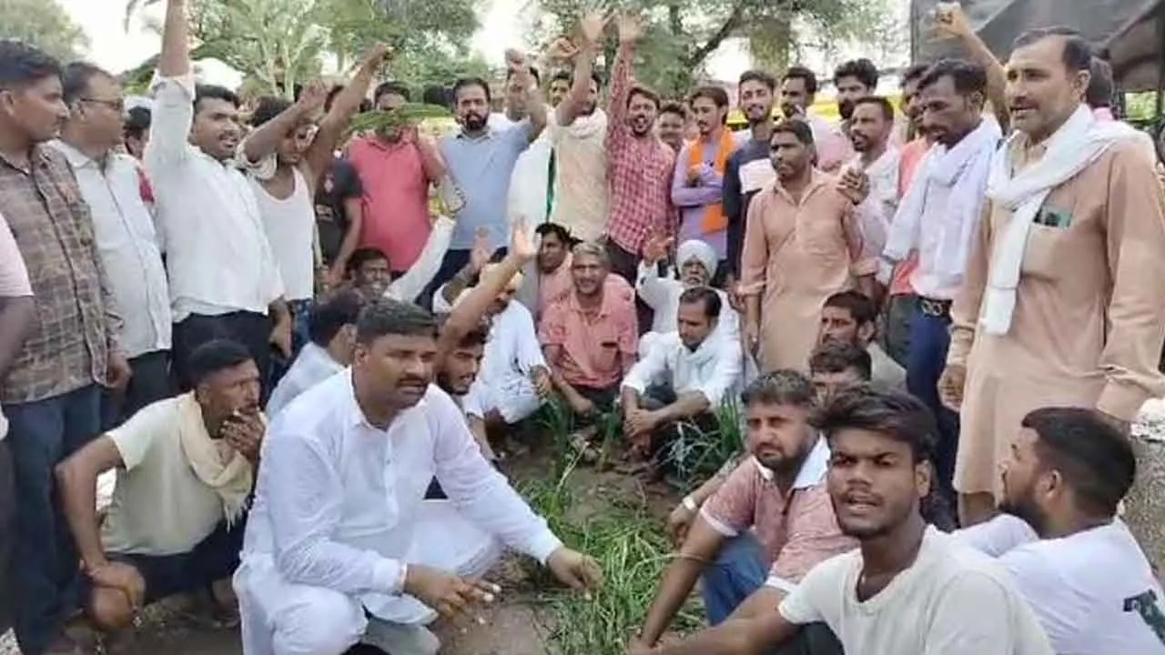 Villagers Protests: सडक़ क्षतिग्रस्त, सरसों से भरी ट्रॉली पलटी, ग्रामीणों ने लगाया जाम