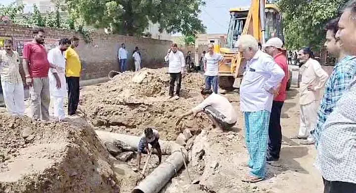 चार दिनों से पानी की सप्लाई बंद, वार्डवासी परेशान