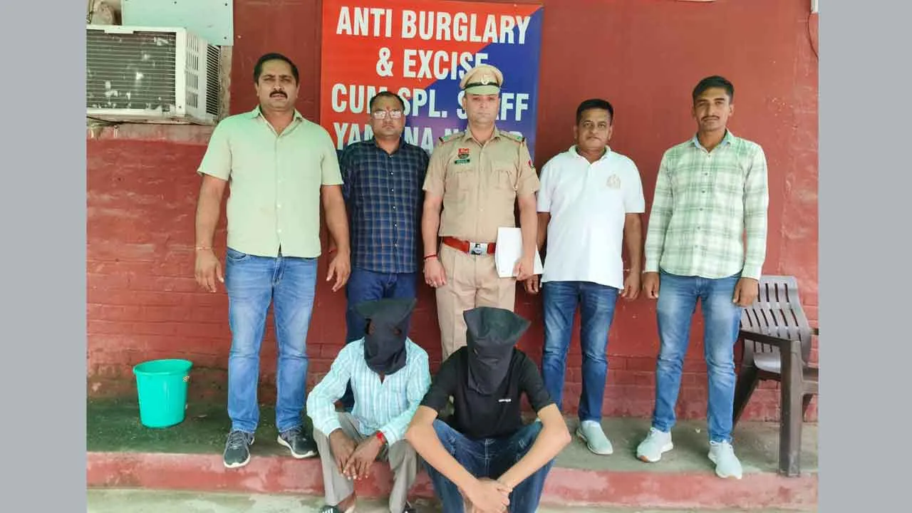 चौकीदारों को बंधक बनाकर डकैती करने के मामले में दो आरोपी गिरफ्तार