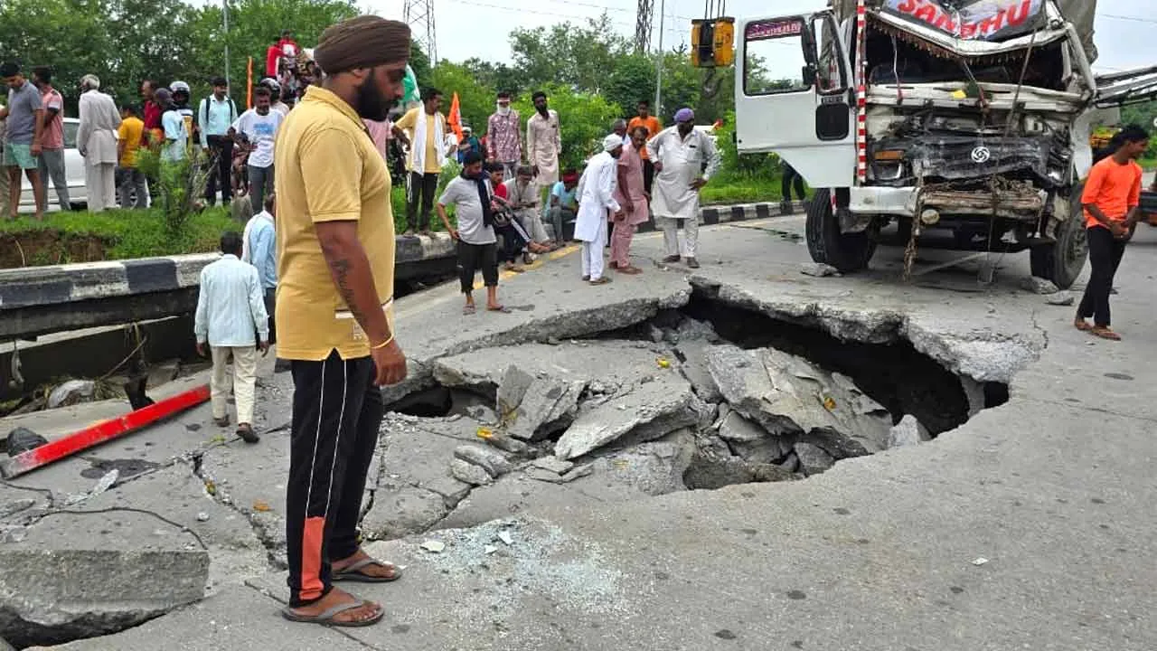 पंचकुला-कलानौर नेशनल हाईवे में धंसा ट्रक, मशीनों की मदद से निकाला