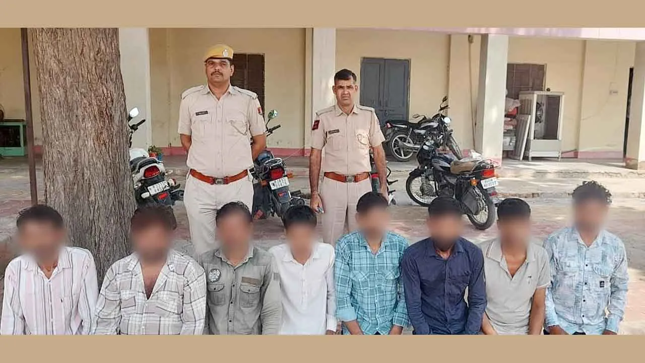रात्रि में मचा रहे थे सडक़ पर हुड़दंग, पुलिस ने आठ धरे