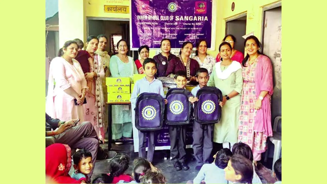 Welfare Work: जरुरतमंद बच्चों को जूते-बैग वितरण