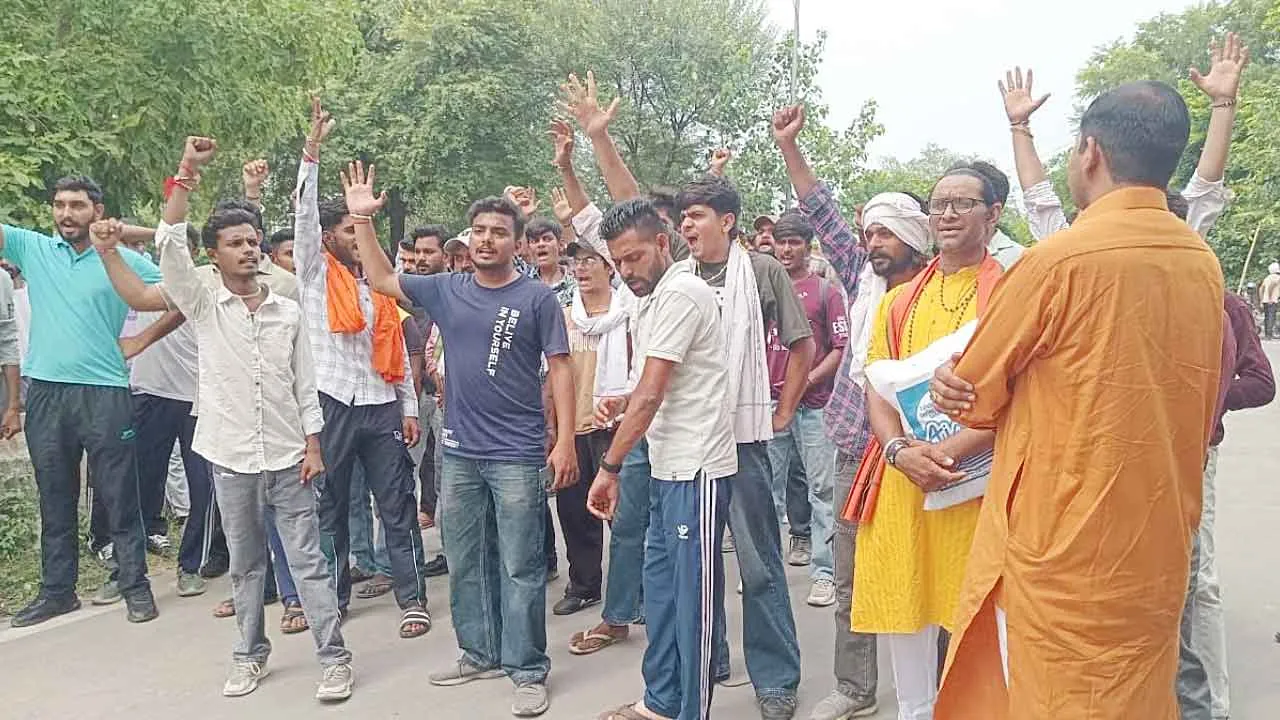 बजरंग दल कार्यकर्ताओं ने लगाया मारपीट व छीनाझपटी का आरोप
