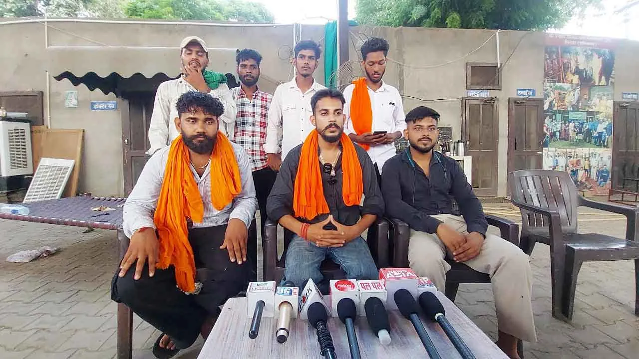Stray Cattle Problem: बजरंग दल डीसी ऑफिस में गाड़ेगा खूंटा: अरविंद भारद्वाज