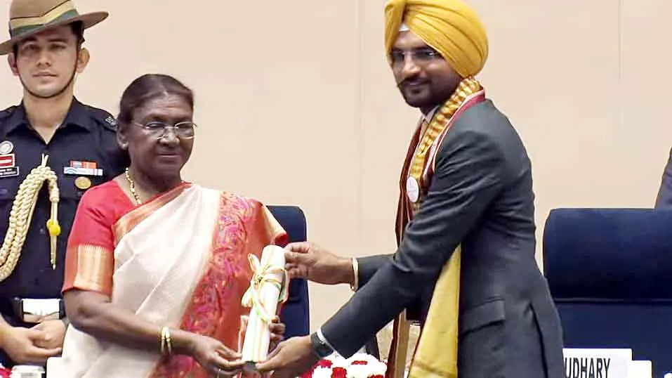 President Award: श्रीगंगानगर के इस छोटे से गांव के सरकारी स्कूल के उप-प्राचार्य डॉ. बलजिंद्र सिंह बराड़ राष्ट्रपति पुरस्कार से सम्मानित