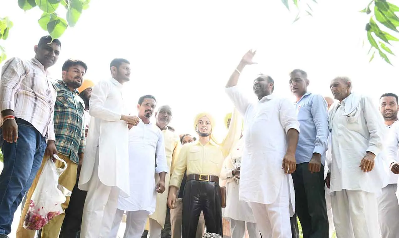 शहीद भगतसिंह की मूर्ति का अनावरण