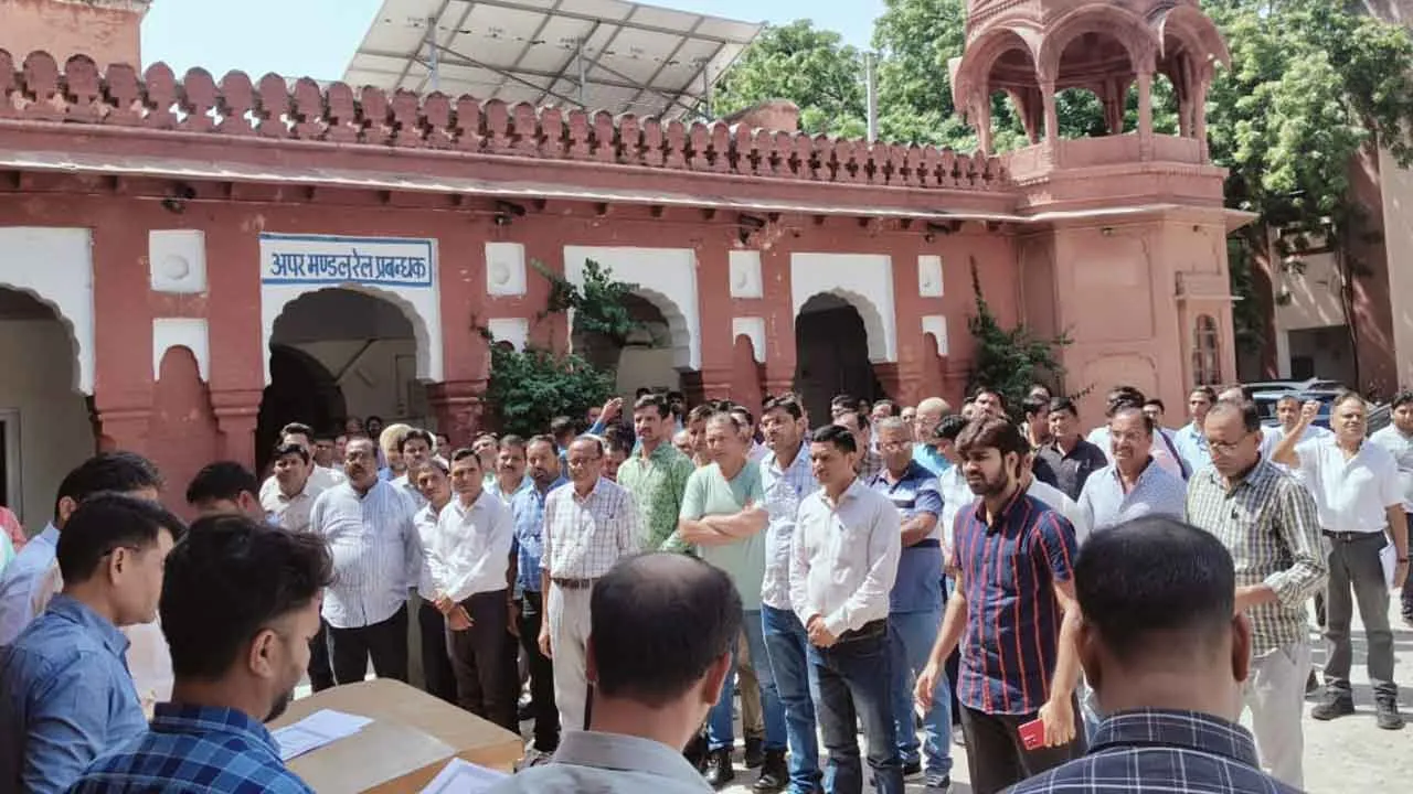 Tree Plantation: बीकानेर मंडल पर स्वच्छता शपथ के साथ मनाया गया स्वच्छता पखवाड़ा