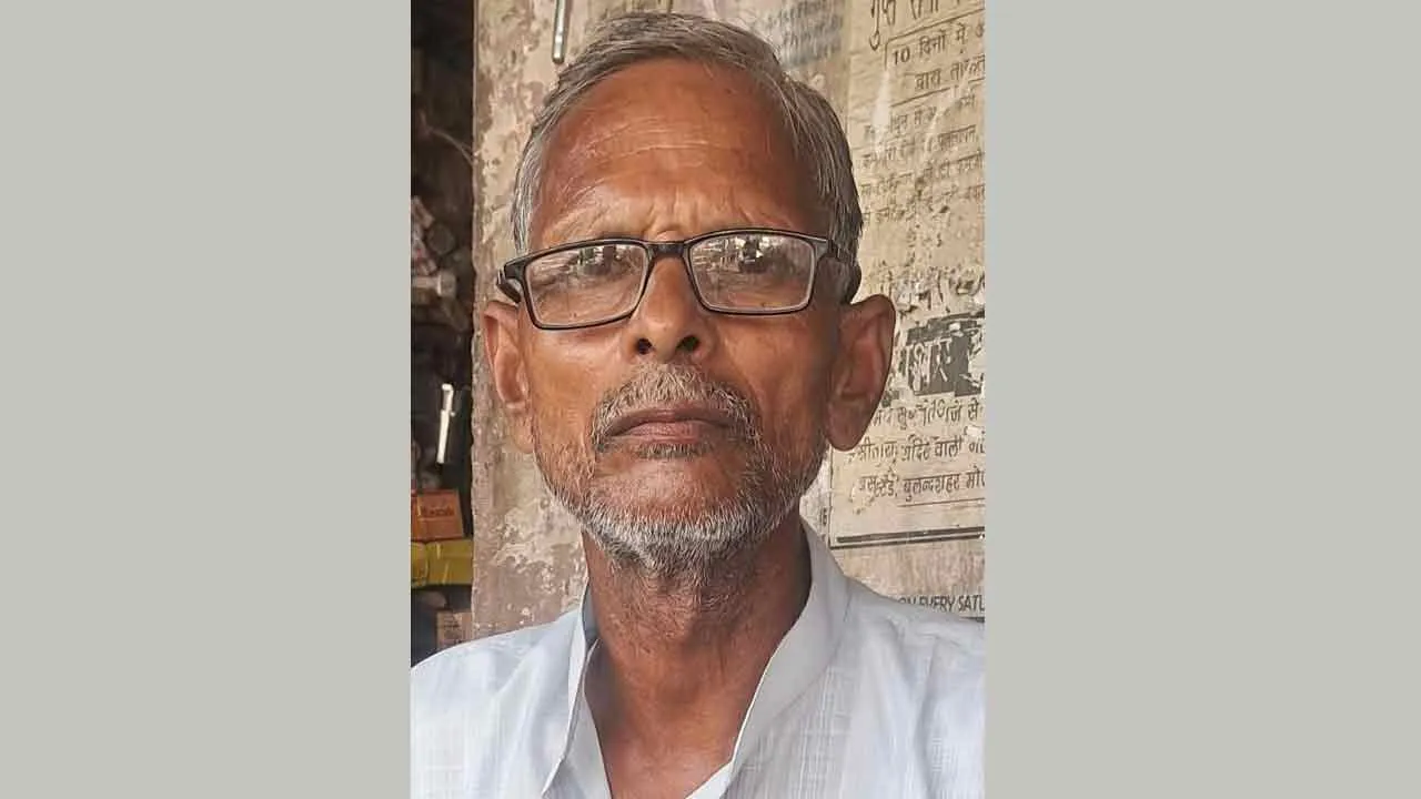 कलयुगी बेटे बहू ने विकलांग वृद्व मां बाप को मारपीट कर घर से बाहर कर बाप के घर पर जमाया कब्जा
