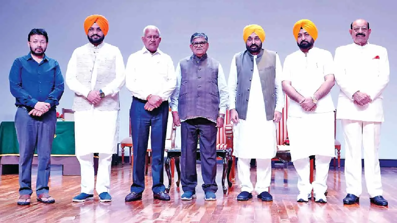 राज्यपाल ने पंजाब के पांच नए मंत्रियों कोे दिलाई शपथ