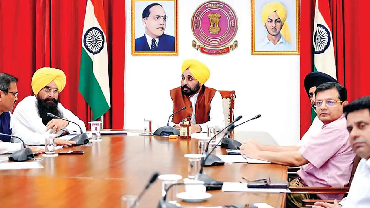 किसानों को पराली जलाने से रोकने के लिए सरकार तैयार, सीएम मान ने अधिकारियों को दिए आदेश