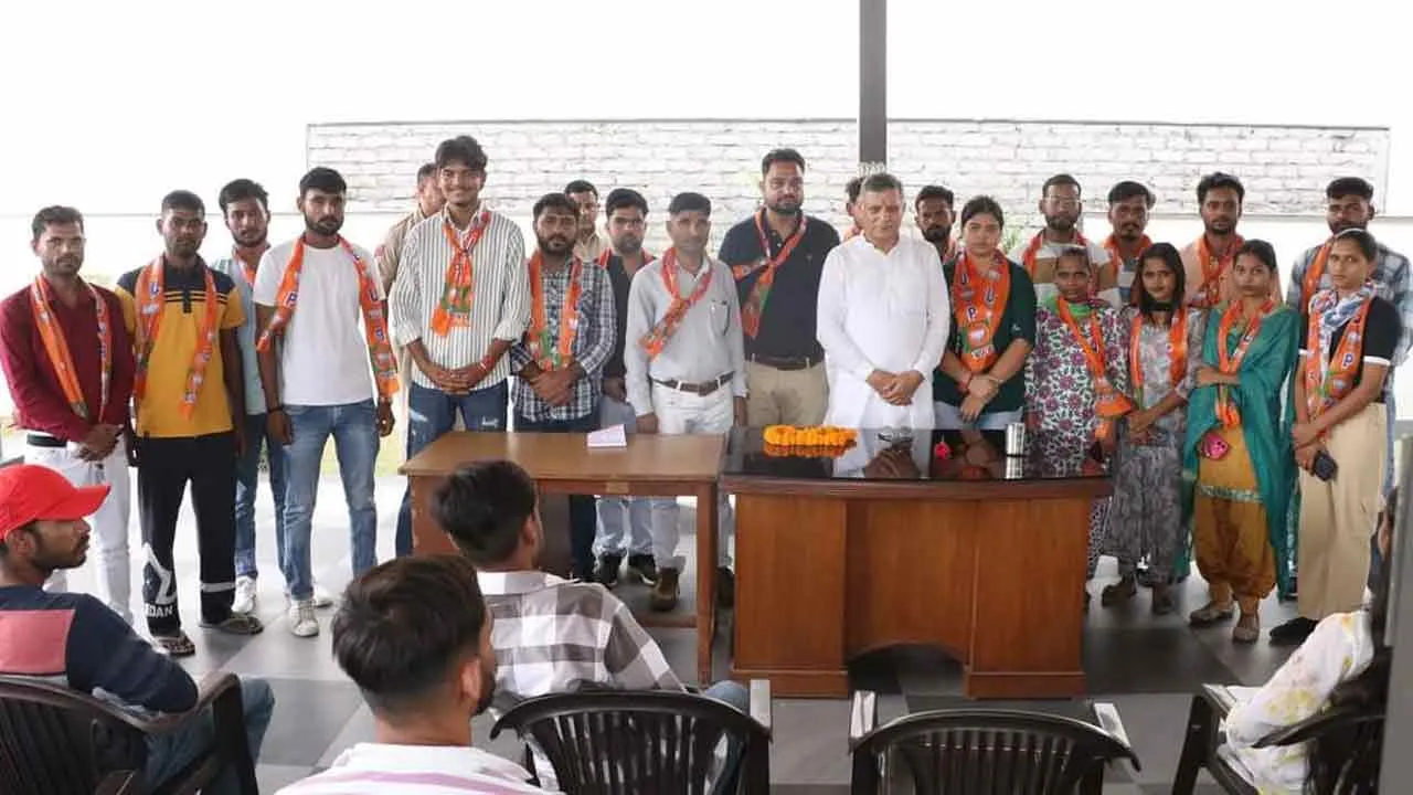 बाबा भीमराव अंबेडकर कोचिंग सेंटर के संचालक समेत सैकड़ों युवा छात्र छात्राएं भाजपा में हुई शामिल