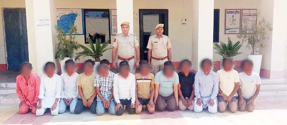 रात्रि को उत्पात मचाते 12 गिरफ्तार, एक कार व दो मोटरसाइकिल जब्त
