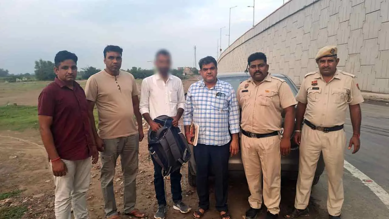 वाहनों की चैकिंग के दौरान साढे 4 लाख की नकदी जब्त