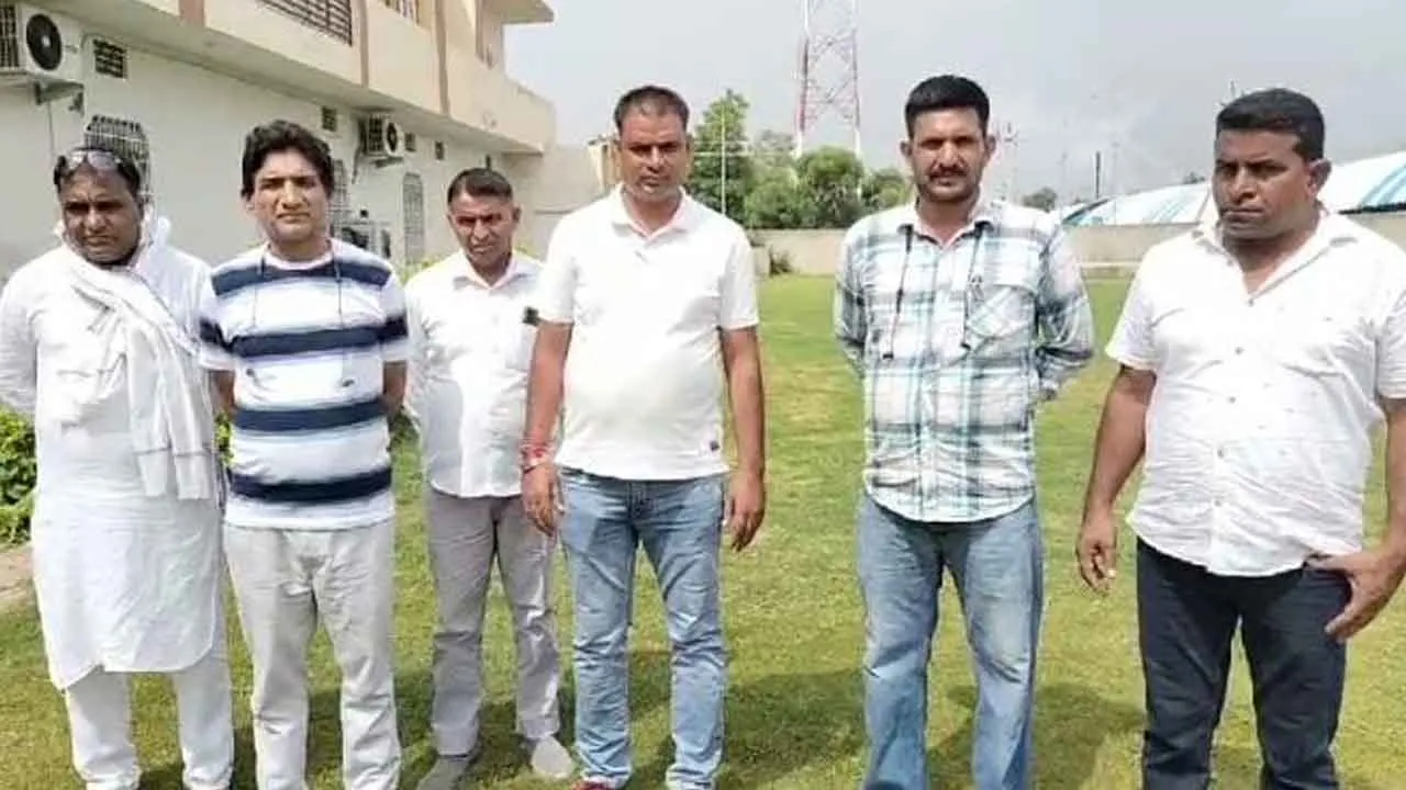 मनमाने तरीके से टेन्ट बुकिंग के लिए बाध्य करने का आरोप