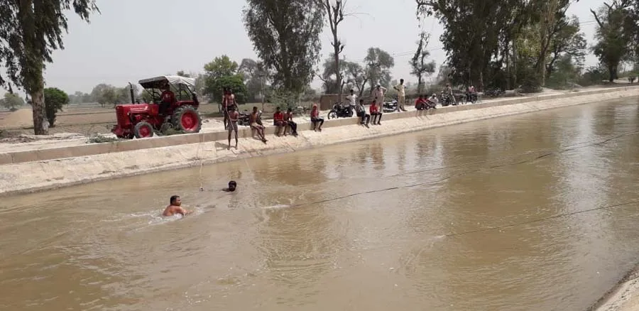 Panna Dhawari Dam Accident: चप्पल क्या बही, चप्पलों के साथ ही दो जिंदगियाँ भी बह निकली!