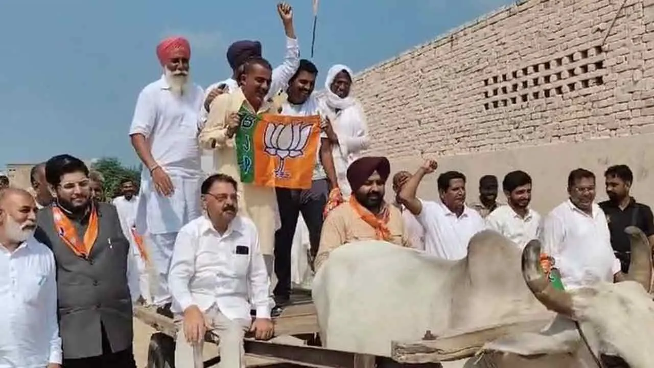 भाजपा नेताओं ने बैलगाड़ी पर सवार होकर किया प्रदर्शन