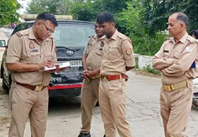फांसी के फंदे पर पेड़ पर लटका मिला युवक, मचा हड़कंप