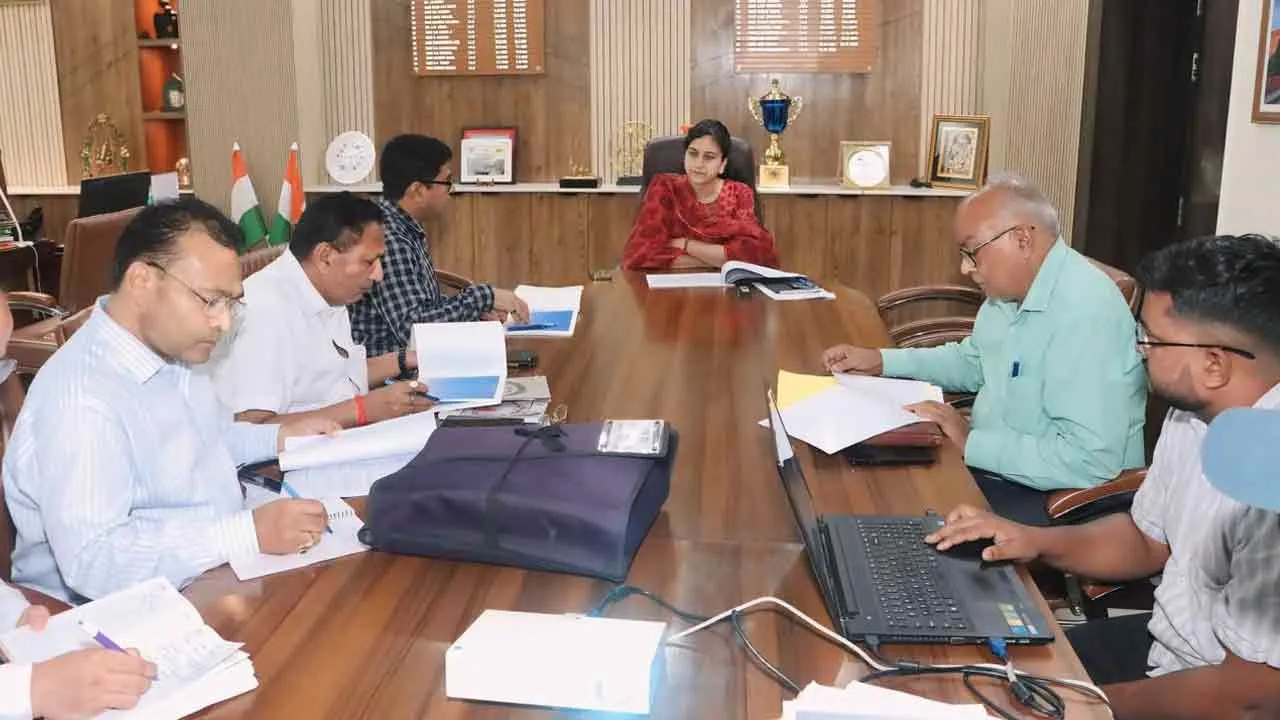 मण्डलायुक्त ने ली फिरोजाबाद-शिकोहाबाद विकास प्राधिकरण की समीक्षा बैठक