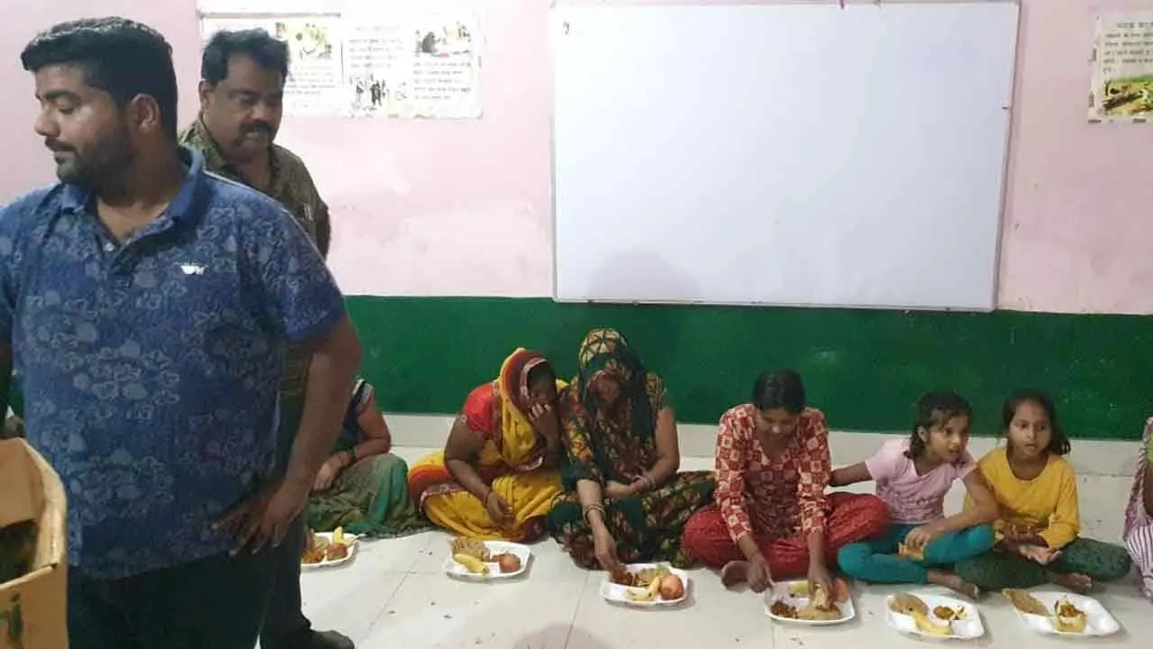 रोटी बैंक संस्था आई आगे, रह रहे लोगों को कराया भोजन
