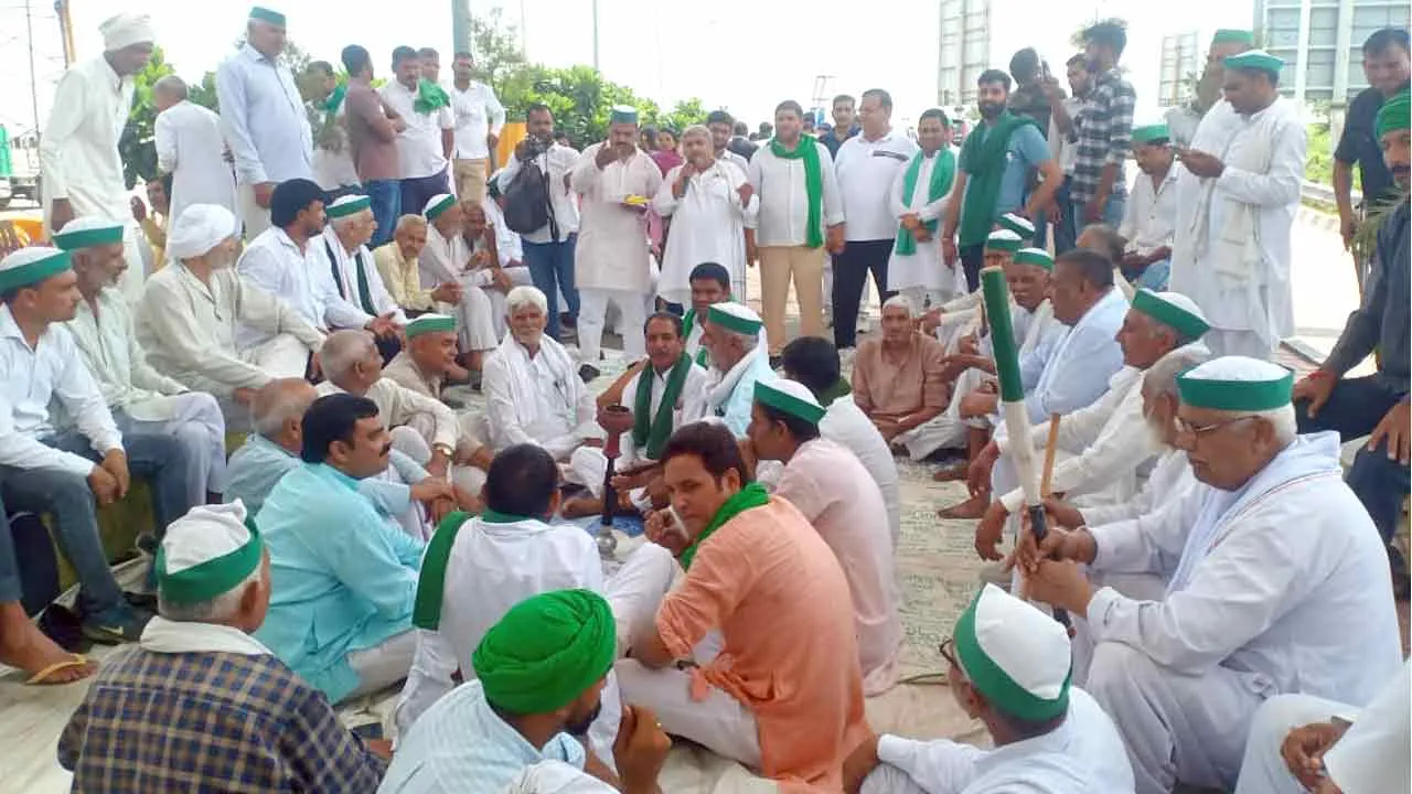 खेतों पर जाने के लिए रास्तों को मांग को लेकर किसानों ने घेरा दुहाई टोल